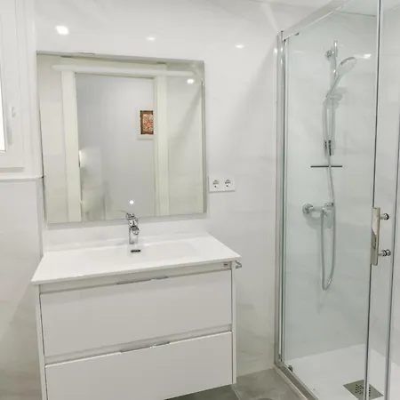 Magnificent- 2bd 2bth- Center *