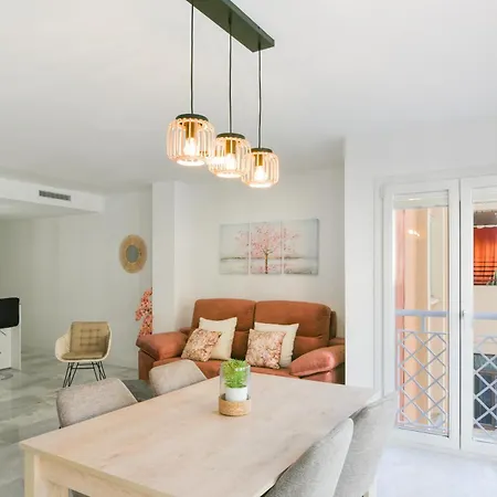 Magnificent- 2bd 2bth- Center